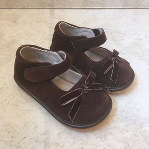 ‎ALLIGATOR SQUEAKER SHOES IN BROWN SUEDE